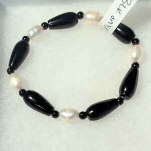 Handmade Black Onyx And Cultured Freshwater Pearl Stretch Bracelet